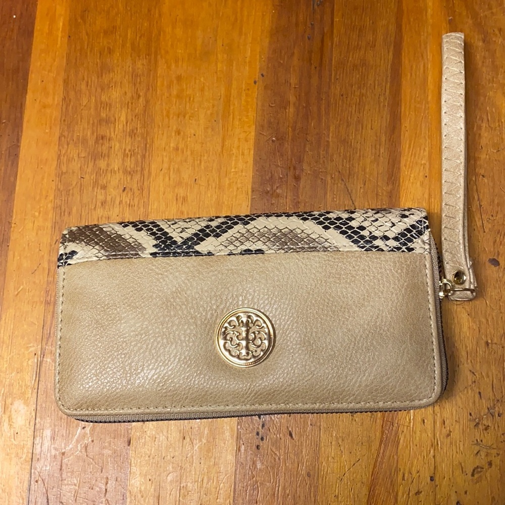 Cute wallet with snakesskin design